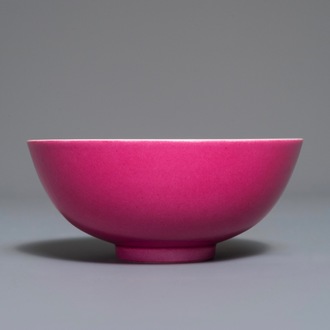 Un bol en porcelaine de Chine rose monochrome, marque de Jiaqing, 19/20ème