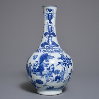 Un vase de forme bouteille en porcelaine de Chine bleu et blanc à décor figuratif, époque Transition