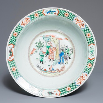 Un très grand bol en porcelaine de Chine famille verte à base décorée, 19ème