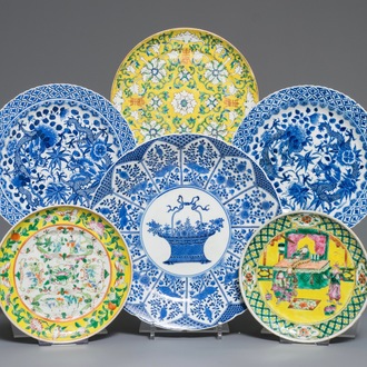 Six assiettes en porcelaine de Chine bleu et blanc et famille jaune, 19ème
