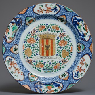 Een Chinese verte-Imari 'Provincie' schotel met het wapen van Mechelen, Kangxi/Yongzheng