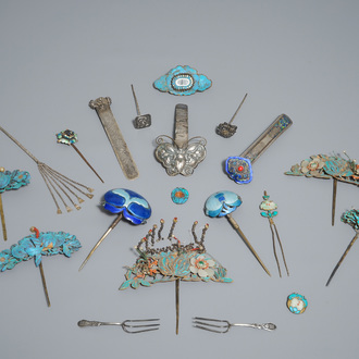 Twenty Chinese kingfisher feather ornaments in silver, jade, coral and gilt metal, Qing and 20th C.