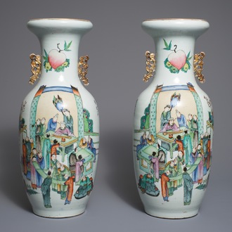 Une paire de vases en porcelaine de Chine famille rose à double décor, 19/20ème
