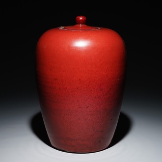 Un pot couvert en porcelaine de Chine sang de boeuf, 19ème