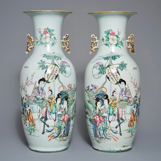 Une paire de vases en porcelaine de Chine famille rose à décor de figures, 19/20ème