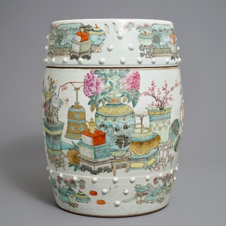 Un tabouret en porcelaine de Chine qianjiang cai à décor d'antiquités, 19/20ème