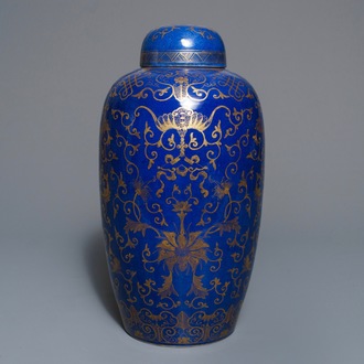 Un grand pot couvert en porcelaine de Chine bleu poudré à décor doré, 19ème