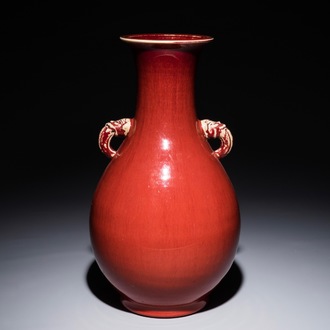 Un vase de forme yuhuchunping en porcelaine de Chine monochrome sang de boeuf, 18/19ème