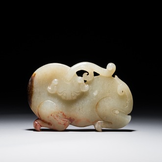 Un modèle d'un animal mythique en jade taché de style Ming, 19/20ème