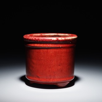Un pot à pinceaux en porcelaine de Chine monochrome sang de boeuf, 19ème