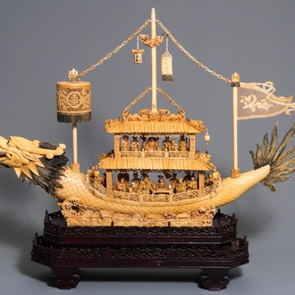 Un modèle d'un bateau dragon en ivoire sculpté sur socle en bois, Chine, 19ème