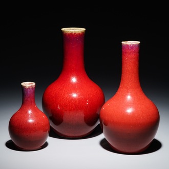 Trois vases de forme bouteille en porcelaine de Chine monochrome sang de boeuf, 19/20ème