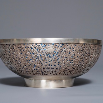 A Chinese reticulated silver bowl with blue glass interior, 19/20th C.