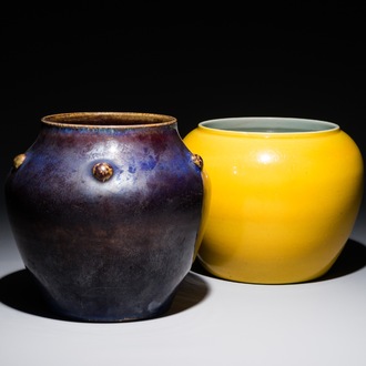 Deux pots en porcelaine de Chine monochrome de couleurs aubergine et jaune, 19/20ème