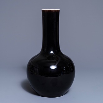 Un vase de forme bouteille en porcelaine de Chine noire monochrome, marque de Kangxi, 19ème