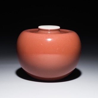 Un lave-pinceaux en porcelaine de Chine monochrome rouge foie de mulet, marque de Kangxi, 19/20ème