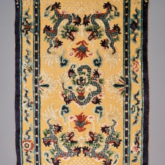 19世纪 饰有五条龙镀金丝地毯