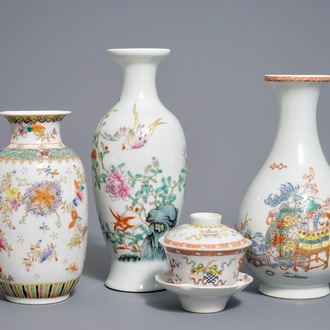 Trois vases et un bol couvert sur support en porcelaine de Chine famille rose, marques divers, 19/20ème