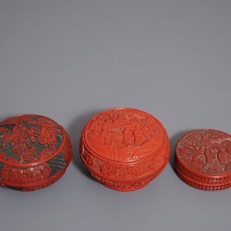 Trois boîtes couvertes de forme ronde en laque rouge aux décors de figures dans un paysage, Chine, 19/20ème