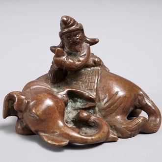 A Chinese bronze scroll or paper weight shaped as an elephant with rider, 19/20th C.