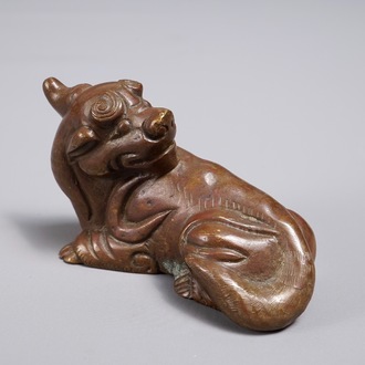 A Chinese bronze scroll or paper weight shaped as a chilong, 18/19th C.