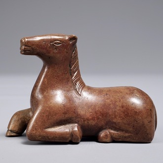 Een Chinees bronzen scroll- of papiergewicht in de vorm van een liggend paard, 19/20e eeuw