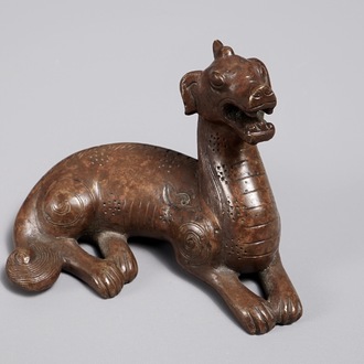 A Chinese bronze scroll or paper weight shaped as a pixiu, 18/19th C.