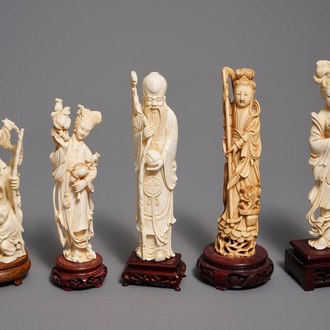 Cinq figures en ivoire sculpté sur socles en bois, Chine, 19/20ème