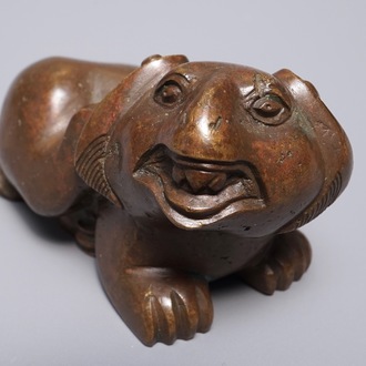 A Chinese bronze scroll or paper weight shaped as a mythical beast, 18/19th C.
