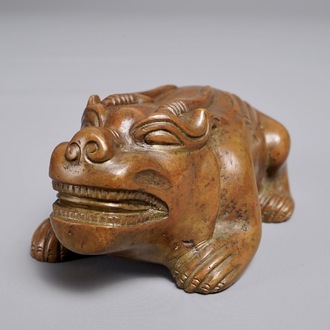 A Chinese bronze scroll or paper weight shaped as a bixie, 18/19th C.