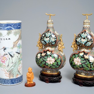 Een Chinese qianjiang cai hoedensteun, een paar cloisonné vazen en een houten figuur, 20e eeuw