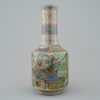 Un vase de forme bouteille en porcelaine de Chine famille verte sur fond craquelé, 19ème