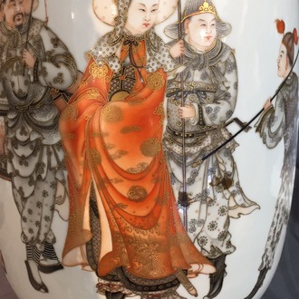 Une paire de vases en porcelaine de Chine à décor de guerriers, République, 20ème