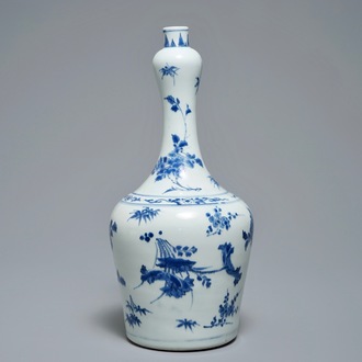 Un vase en porcelaine de Chine bleu et blanc à décor floral, époque Transition