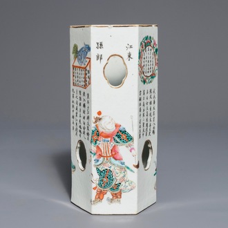 Un porte-chapeau en porcelaine de Chine famille rose à décor 'Wu Shuang Pu', marque de Qianlong, 19ème