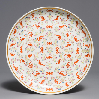 Un plat en porcelaine de Chine famille rose à décor de '100 chauve-souris', marque et époque de Guangxu