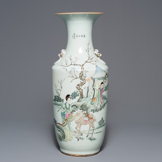Une paire de vases en porcelaine de Chine famille rose à décor d'Immortels, 19/20ème