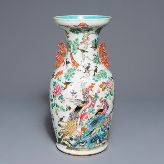 Une paire de vases en porcelaine de Chine famille rose à décor de phénix et faisants, 19ème