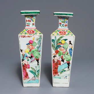 Une paire de vases de forme carré en porcelaine de Chine famille rose, Yongzheng