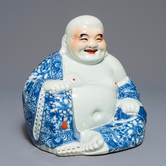 Een grote Chinese blauwwitte figuur van Boeddha, vroeg 20e eeuw