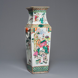 Un vase de forme carré en porcelaine de Chine famille rose, 19ème