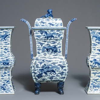 Une garniture d'autel au brûle-parfum en porcelaine de Chine bleu et blanc, 19ème