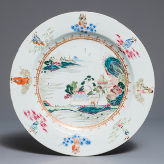 Un plat en porcelaine de Chine famille rose à décor des 'Huits Immortels' et un paysage, Qianlong