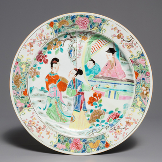 Un plat en porcelaine de Chine famille rose à décor de figures dans un jardin, Yongzheng