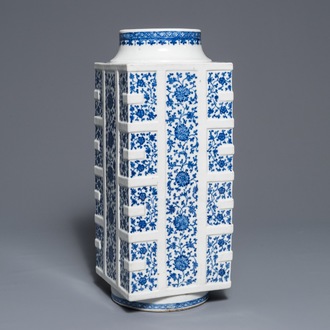 A large Chinese blue and white cong vase with lotus scrolls, 18/19th C.