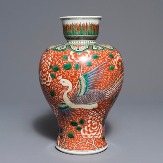 Un vase en porcelaine de Chine famille verte à décor de phénix, 19/20ème
