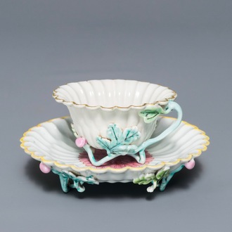 Une tasse et soucoupe en porcelaine de Chine famille rose en forme de fleur de lotus, Yongzheng