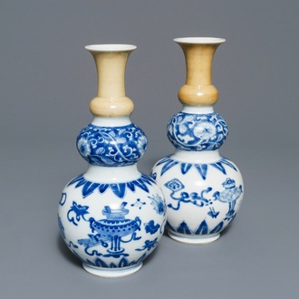 Une paire de vases de forme triple gourde en porcelaine de Chine bleu, blanc et café au lait, Kangxi