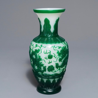 Een Chinese Peking glas vaas met groen decor op witte fondkleur, Qianlong reliëfmerk, 19e eeuw