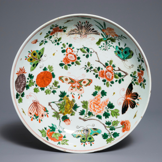 Un plat en porcelaine de Chine famille verte à décor de papillons et fleurs, Kangxi